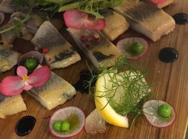 Restauracja GryfonŚledź tradycyjny z oliwą pietruszkową