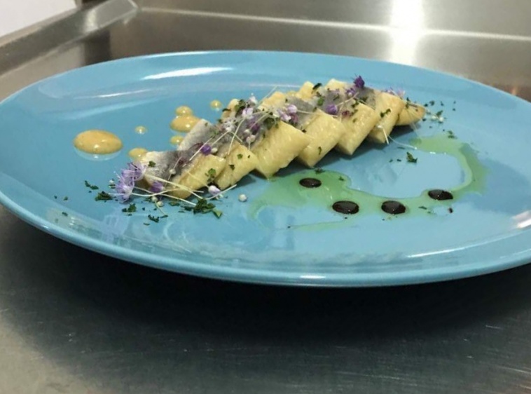 Restauracja GryfonŚledź korzenny z sosem miodowo-musztardowym