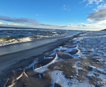 Mroźny poranek na plaży w Jastarni